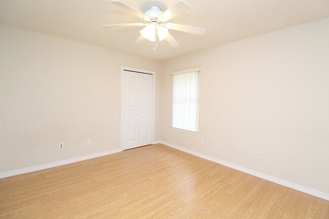 Building Photo - 3BR/2BA Gulf Breeze Brick Home in Oak Pointe with Vaulted Ceilings, Open Layout, Fenced Yard & La...