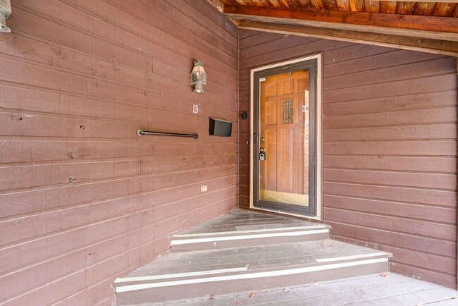 Building Photo - Large home in a beautiful setting close to all JC amenities