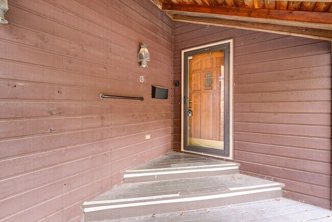 Building Photo - Large home in a beautiful setting close to...