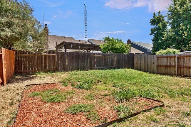 Building Photo - 3 Bedroom Home with Fireplace and LVP Flooring & 2-Car Garage!