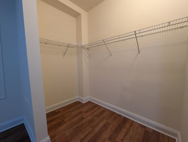 Building Photo - 5417 N Kenmore Ave