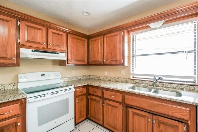 Building Photo - 2425 E Hills Dr