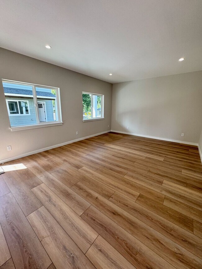 Building Photo - Newly Built 3 Bed, 2.5 Bath Cottage Homes with Free Wifi Internet