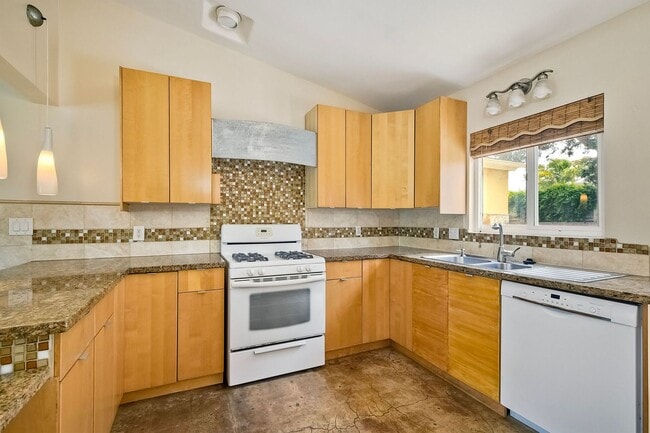 Building Photo - Coastal Living - Minutes from the Beach