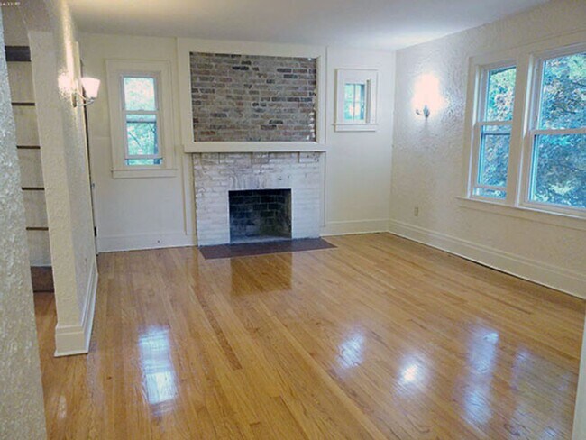 Building Photo - Available 6/1/26 Newly Renovated Spacious ...
