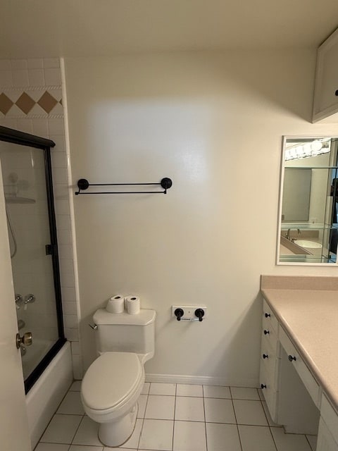 Upstairs Bathroom, tub/shower - 15050 Sherman Way