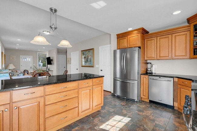 Building Photo - 11 Lakeside Ave