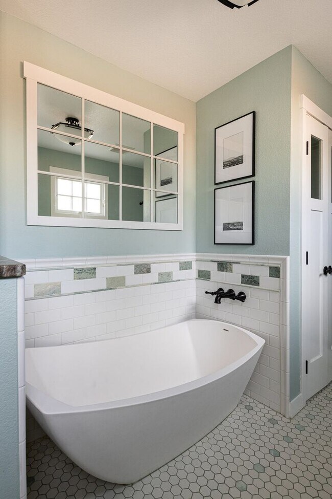 Building Photo - 5 Bedroom 2.5 Bath Retreat in Prime Arvada...