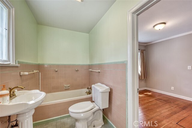 Building Photo - 1096 Armada Dr