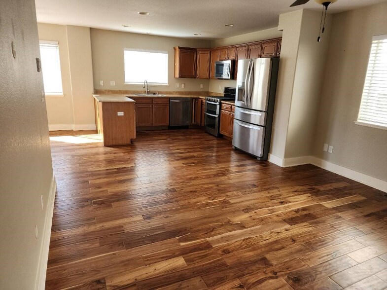 Building Photo - 2213 Shady Aspen Dr
