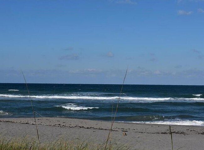 Building Photo - 7716 SE Sugar Sand Cir