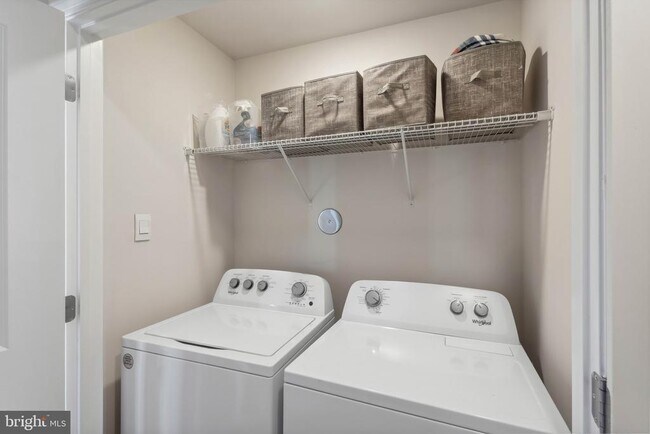 Building Photo - 558 Banquet Ln
