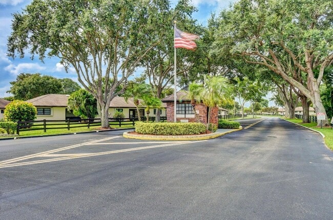 Building Photo - 4866 Dovewood Cir