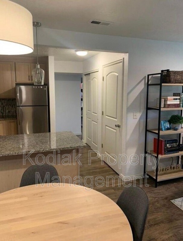 Building Photo - 1046 E 400 S