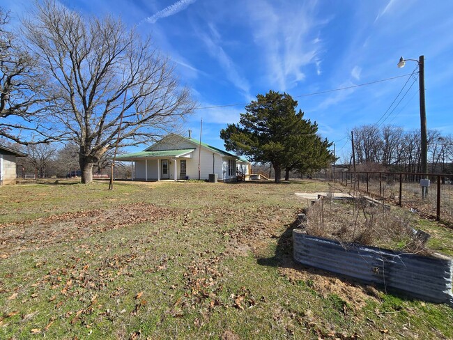 Building Photo - Remodeled 3 bed 2 bath home in Asher!