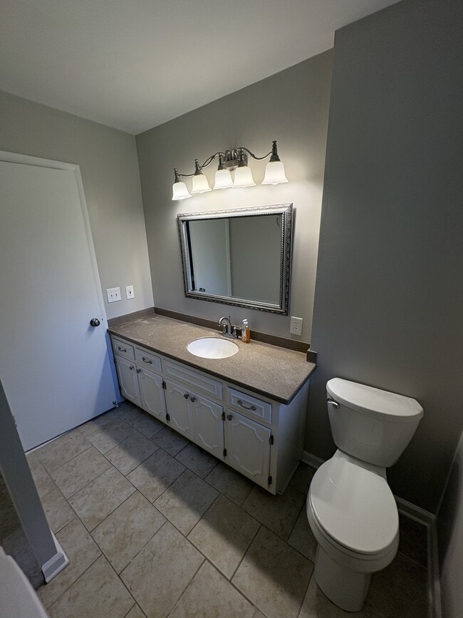 Building Photo - 529 Des Moines Dr