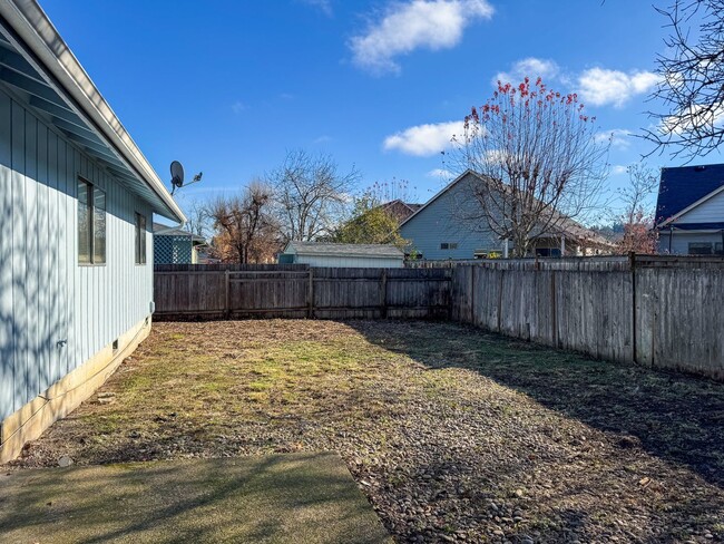 Building Photo - Beautifully Updated 3 Bedroom Home with Fi...