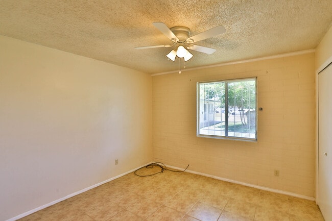 Building Photo - 505 S Lesueur
