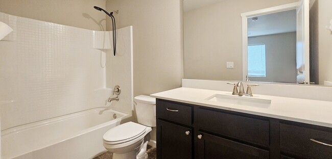 Building Photo - 640 Vickie Ln N