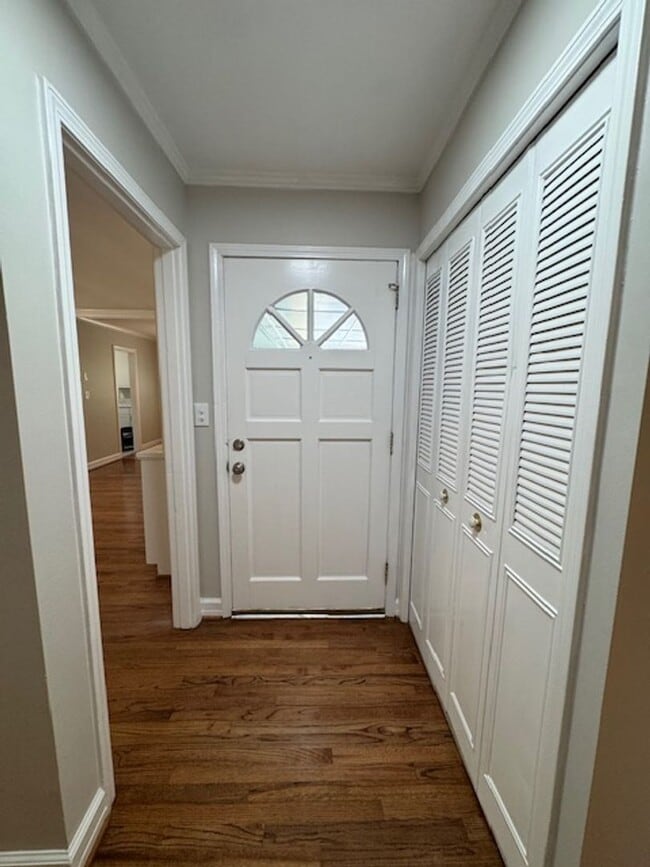 Building Photo - 2 Bedroom, 1 Bath duplex (right side unit) close to downtown Greenville with hardwood floors, a l...