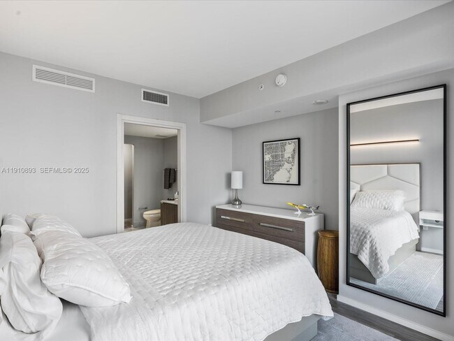 Building Photo - 801 S Miami Ave