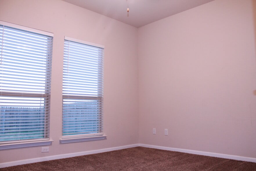 Master Bedroom - Sunrise View - approx 13' x 11' - 1027 Aurora Grove Bnd