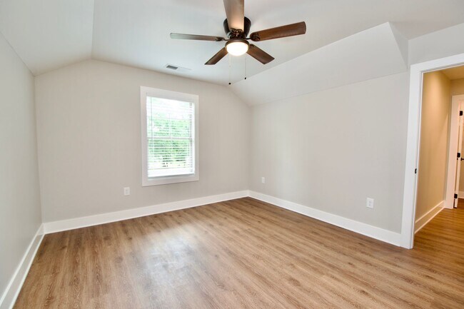 Building Photo - Now Leasing for Fall 2025! $1000 Per Bedro...