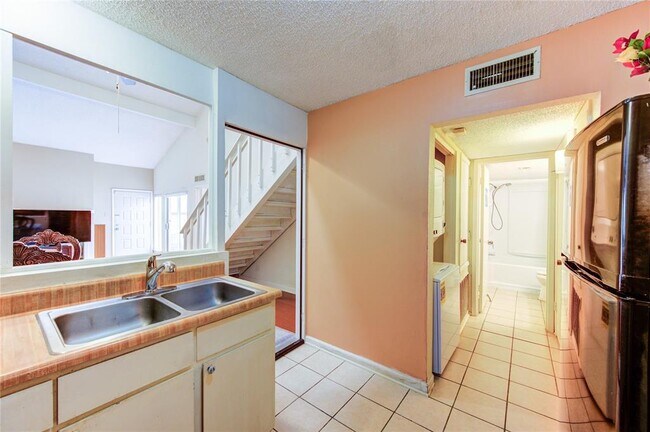 Building Photo - 13020 Leader St