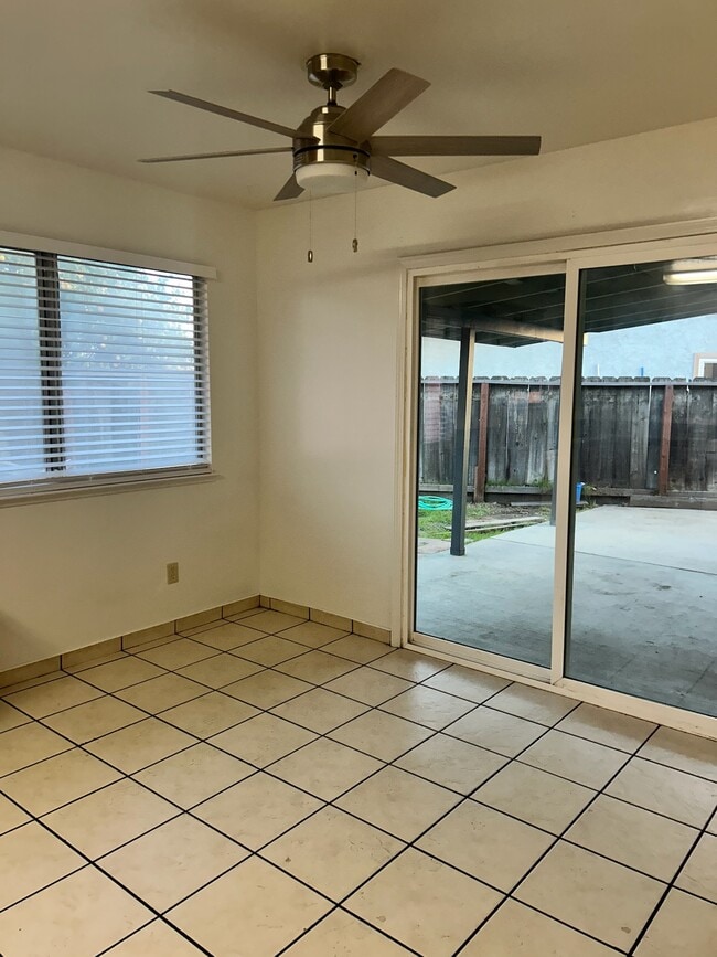 Building Photo - 1008 Shadow Ridge Dr