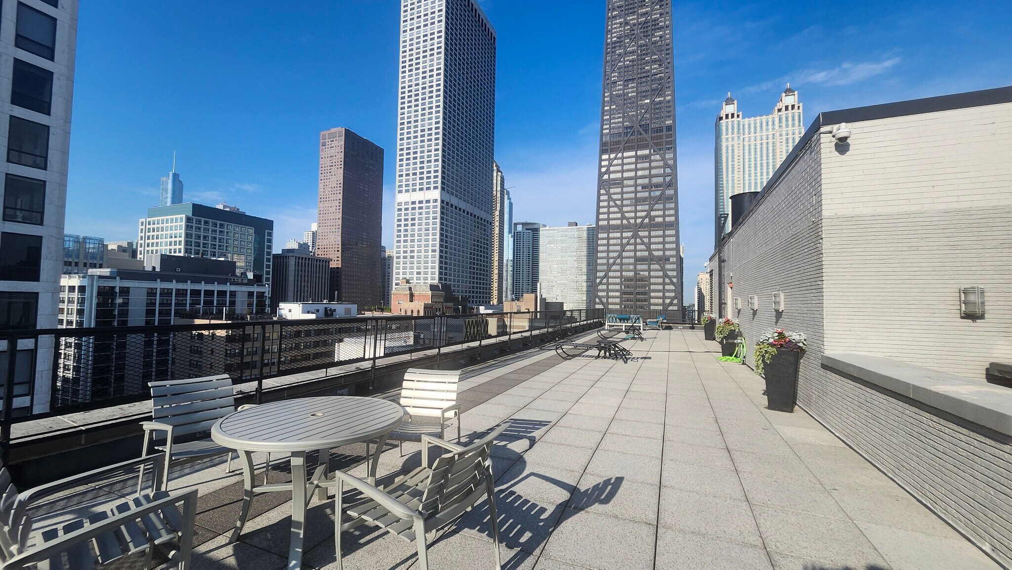 Building Photo - 253 E Delaware Pl