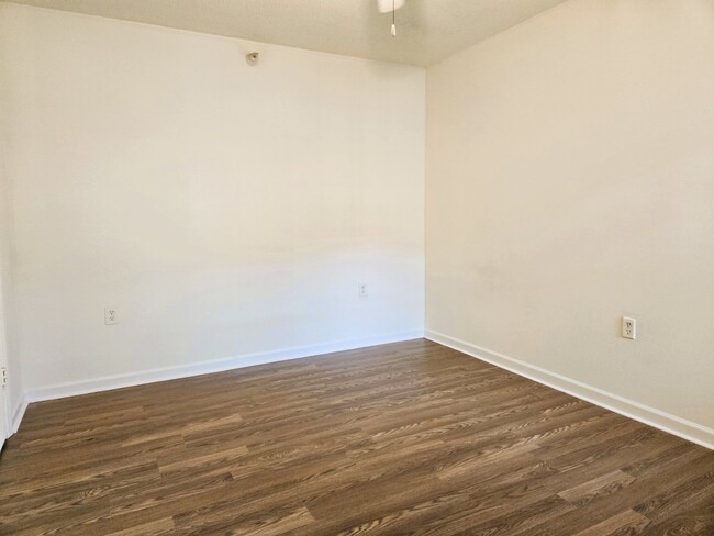 Building Photo - "Spacious 1391 Sq Ft Condo in Raleigh's Pr...