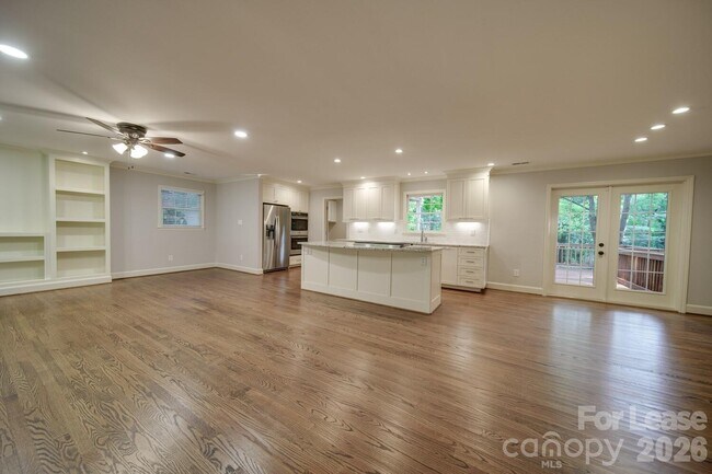 Building Photo - 6700 Castlegate Dr