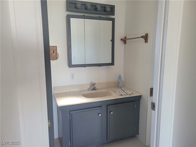 Building Photo - 1060 S Bunch St