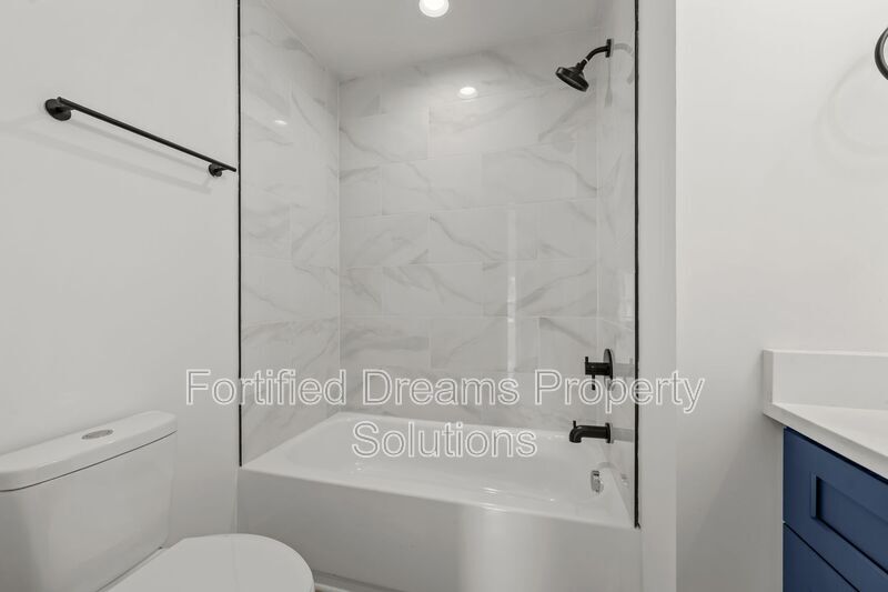 Building Photo - 806 W Dameron Ave