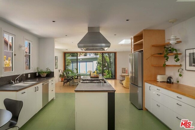 Building Photo - 630 N Alta Vista Blvd