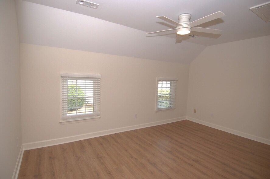 Building Photo - 1651 Village Glenn Dr