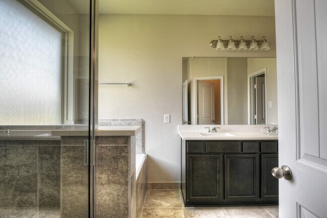 Building Photo - Laurel Glen - 20814 Bradley Gardens Dr, Sp...
