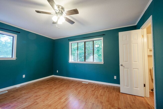 Building Photo - Cute 3,2 Right in the heart of HSV!!