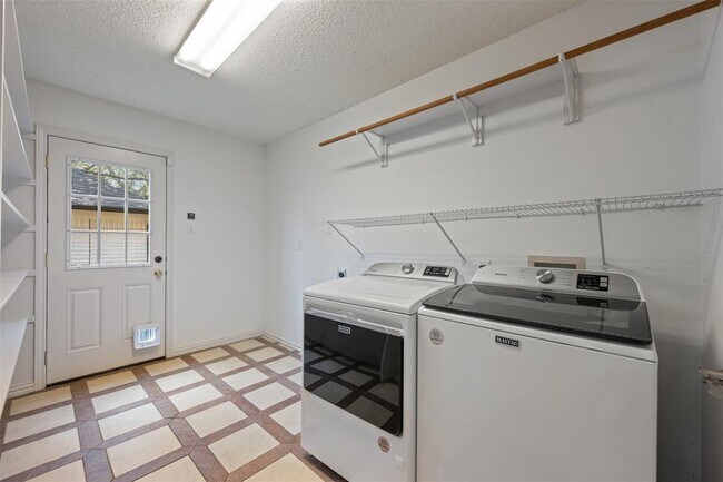Building Photo - 3635 Flora Vista Loop