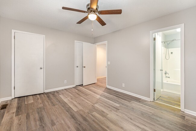 Building Photo - Cozy 2 Bedroom in Bellevue Now Available!