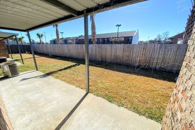 Building Photo - 2BR/2BA Duplex Near McNeese | W/D Included | Built-In Workspace