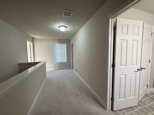 Building Photo - Three Bedroom Collegiate Station Home