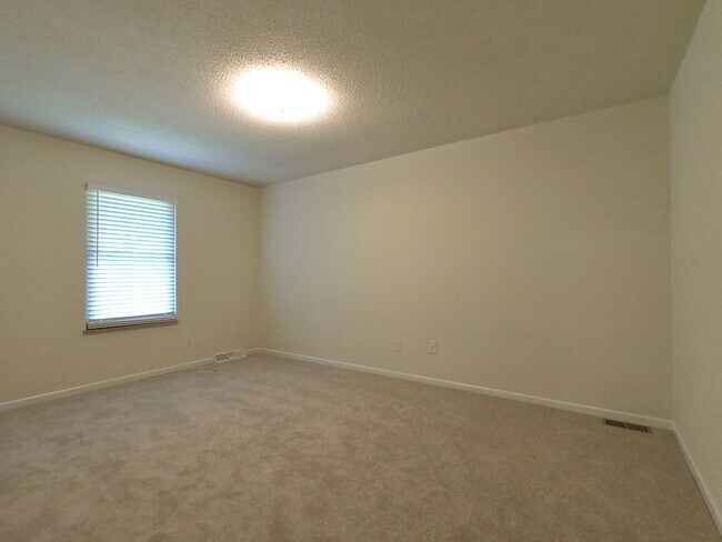 Building Photo - RANCH WITH LARGE LOT IN W. KNOX-CRESTWOOD ...