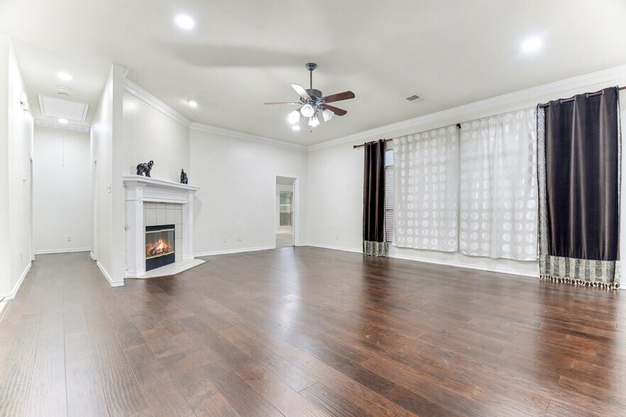 Building Photo - 5474 Golfside Dr