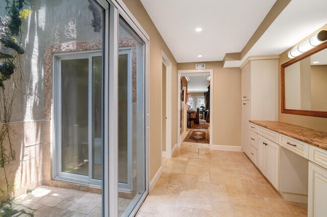 Building Photo - 683 Pelican Way