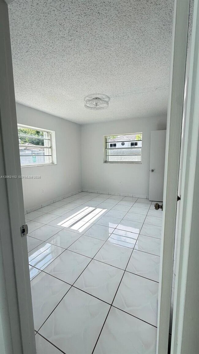 Building Photo - 120 Royal Palm Rd