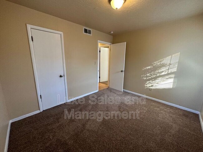 Building Photo - 116 W Rose Dr