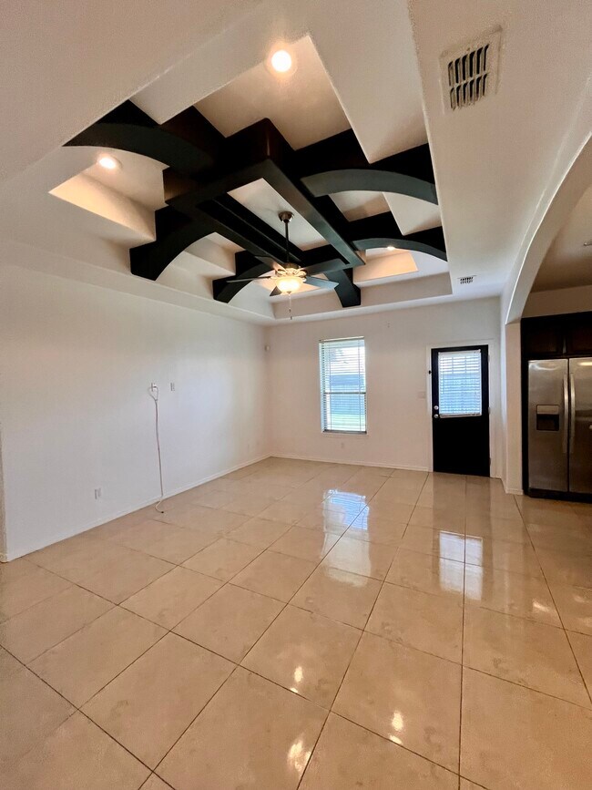 Building Photo - 302 E Gabriella Ave
