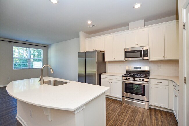 Building Photo - Easy Tega Cay Living in a Thoughtfully Updated Townhome
