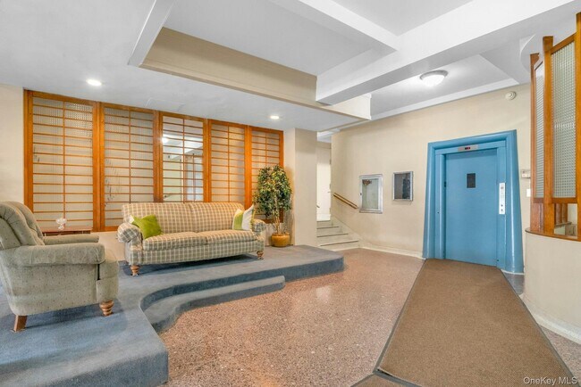 Building Photo - 10 Lake St